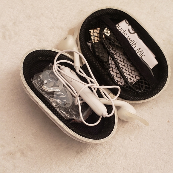 iWorld Voyage Wireless Earbuds with Protective Cas - Picture 2 of 5